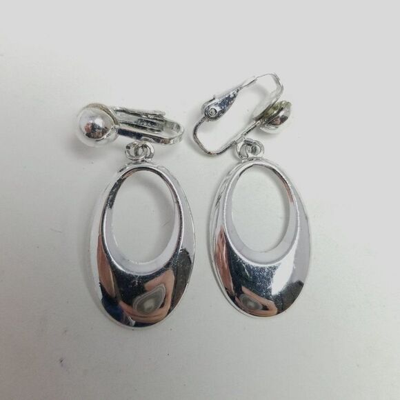 Vintage Silver Tone Dangle Clip on earring, Oval Shape, Retro Design, Estate - Picture 5 of 6
